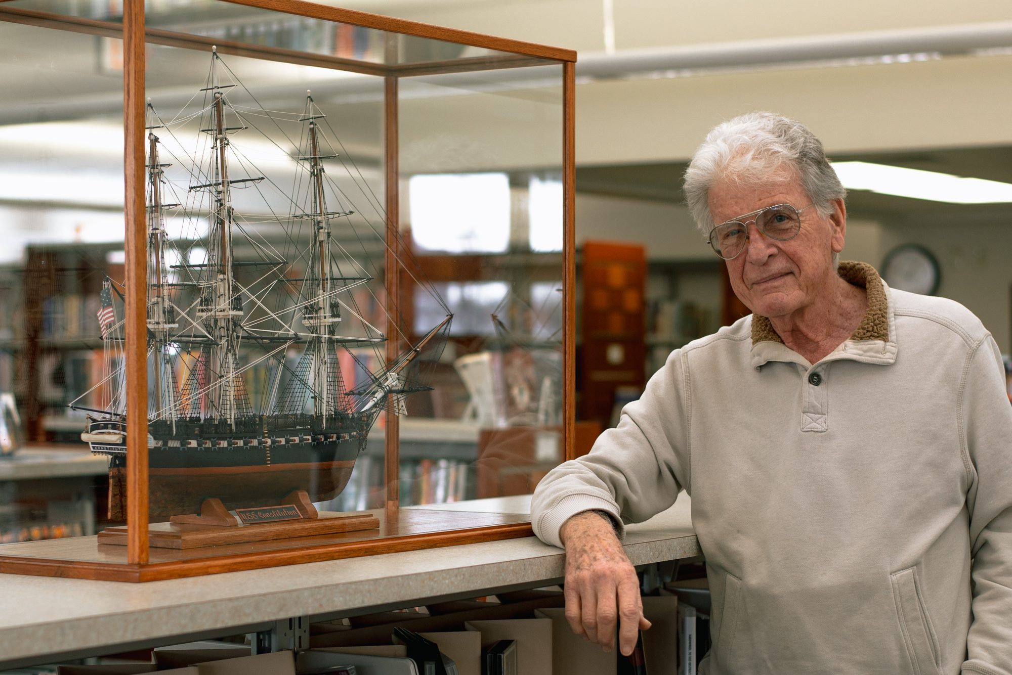 洋書 Photoetching for the Plastic Ship Modele South Bend local Joe Schultz completes 'Old Ironsides' model ship